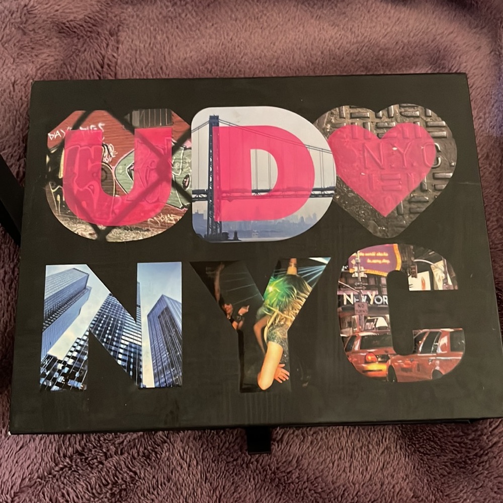 Urban Decay Book of NYC - Picture 3 of 4